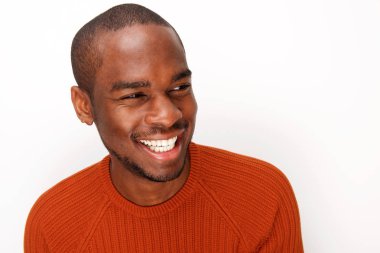 Beyaz arka plana karşı gülüyor mutlu genç Afrikalı Amerikalı adamın portre yakın