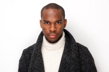 Beyaz duvar ile ceket ile serin Afrikalı Amerikalı adam portre yakın