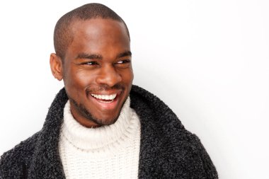 İzole beyaz arka plan tarafından ceket ile gülümseyen yakışıklı genç siyah adam portre yakın