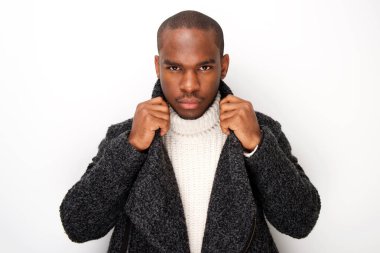 İzole beyaz arka plana karşı ceket ile serin Afrikalı Amerikan erkek moda modeli portre