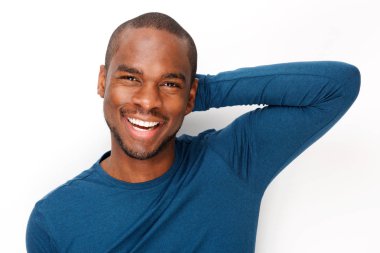 Beyaz arka planda baş arkasında el ile gülümseyen yakışıklı genç siyah adam portre yakın