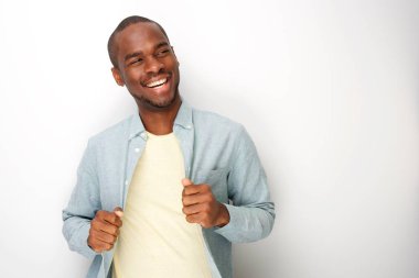 Beyaz duvar ile gömlek ile mutlu genç siyah adam portresi