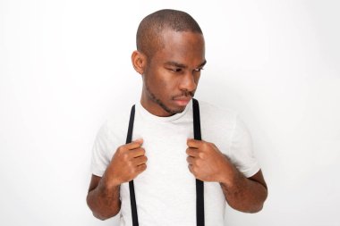 Beyaz arka planda jartiyer ile poz serin Afrikalı Amerikan erkek moda modeli portre