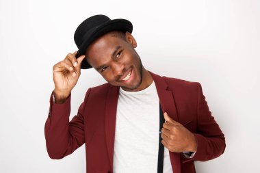 Beyaz arka planda şapka ve Blazer ile poz çekici genç siyah adam portresi