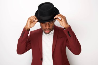 Beyaz arka plan tarafından şapka ve Blazer ile poz serin Afrikalı Amerikan erkek moda modeli portre