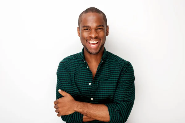 Retrato Jovem Negro Feliz Sorrindo Com Braços Cruzados Contra Fundo — Fotografia de Stock