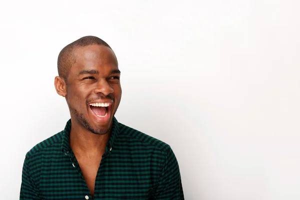 Close Retrato Feliz Jovem Afro Americano Cara Rindo Contra Fundo — Fotografia de Stock