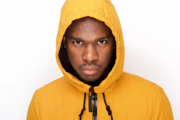 Retrato Cerca Joven Negro Serio Con Capa Lluvia Sobre Fondo — Foto de Stock