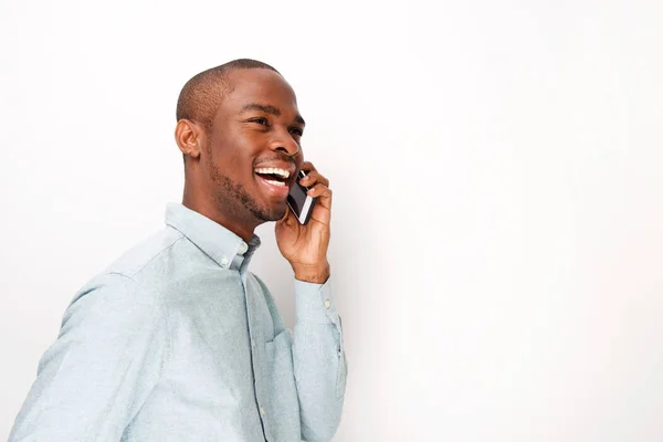 Side Porträtt Lycklig Ung Svart Man Pratar Med Mobil Telefon — Stockfoto