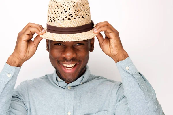 白い背景に帽子で微笑むハンサムな若い黒人男性の肖像画を閉じる — ストック写真
