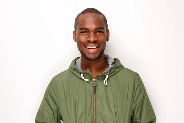 Bliska Portret Szczęśliwego Młodego Afrykańskiego Amerykańskiego Mężczyzny Płaszczem Przez Białą — Zdjęcie stockowe