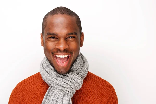 Retrato Homem Afro Americano Sorrindo Com Cachecol Contra Fundo Branco — Fotografia de Stock