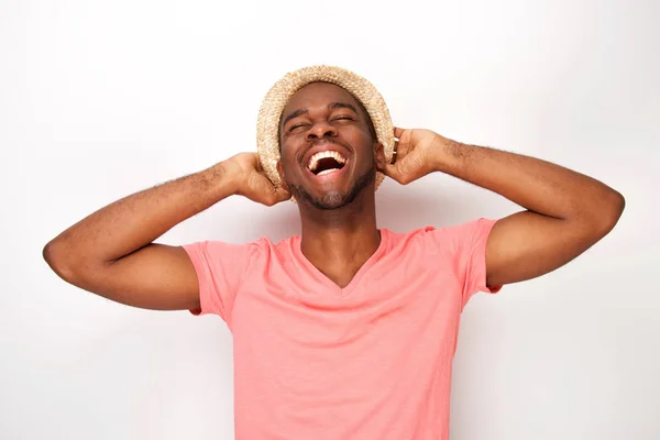 Retrato Jovem Negro Alegre Rindo Com Chapéu Contra Fundo Branco — Fotografia de Stock