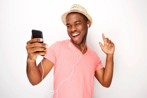Portret Szczęśliwego Młodego Czarnego Mężczyzny Słuchając Muzyki Słuchawkami Tańcem — Zdjęcie stockowe