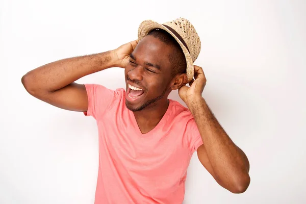 孤立した白い背景に対して帽子で笑う陽気な若いアフリカ系アメリカ人男性の肖像 — ストック写真
