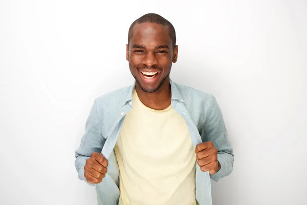 Portrét Veselého Mladého Afroamerického Američana Který Drží Košili Otevřenou Bílým — Stock fotografie