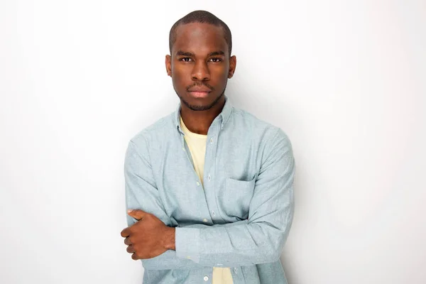 Retrato Belo Jovem Negro Com Braços Dobrados Por Fundo Branco — Fotografia de Stock