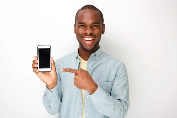 Portret Szczęśliwego Młodego Afrykańskiego Amerykańskiego Mężczyznę Trzymującego Telefon Komórkowy Wskazujący — Zdjęcie stockowe