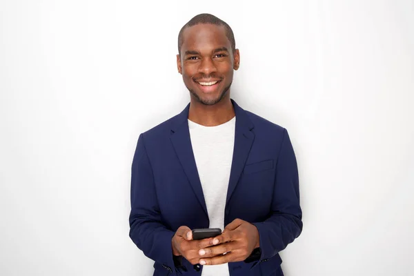 Portrét Chladných Mladých Černých Mužů Úsměvem Mobilním Telefonu Bílém Pozadí — Stock fotografie