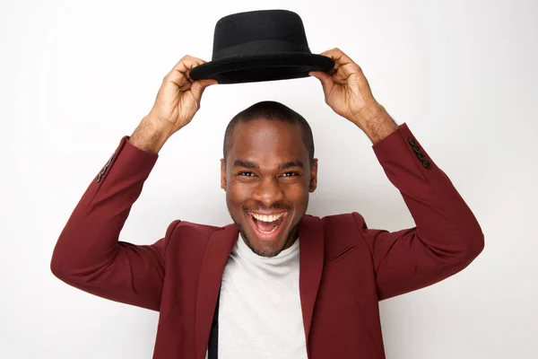 Retrato Hombre Afroamericano Feliz Sosteniendo Sombrero Sobre Cabeza Por Fondo — Foto de Stock