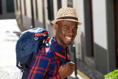 Afro-Amerikan şehri arkada adamla gülümseyen portresi kapatın