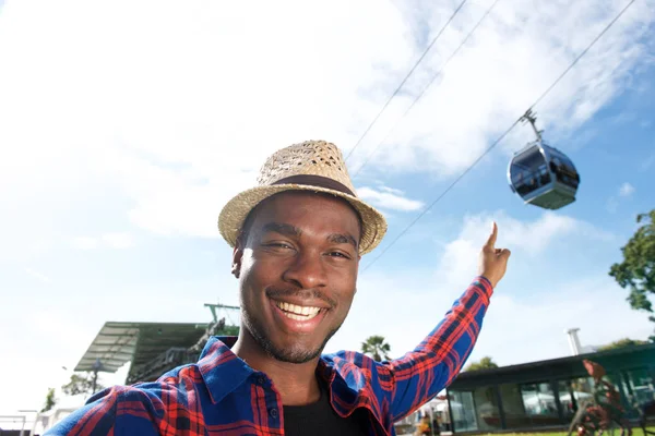 Porträt Eines Glücklichen Afrikanisch Amerikanischen Mannes Der Mit Dem Finger — Stockfoto