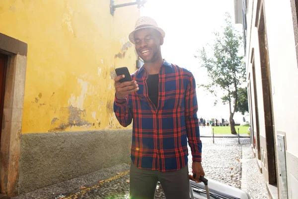 Retrato Del Hombre Afroamericano Feliz Mirando Teléfono Celular Mientras Camina —  Fotos de Stock