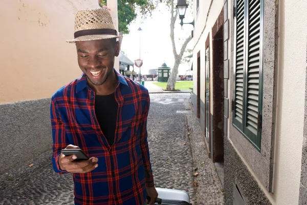 Ritratto Felice Uomo Afroamericano Che Guarda Cellulare Mentre Cammina Strada — Foto Stock