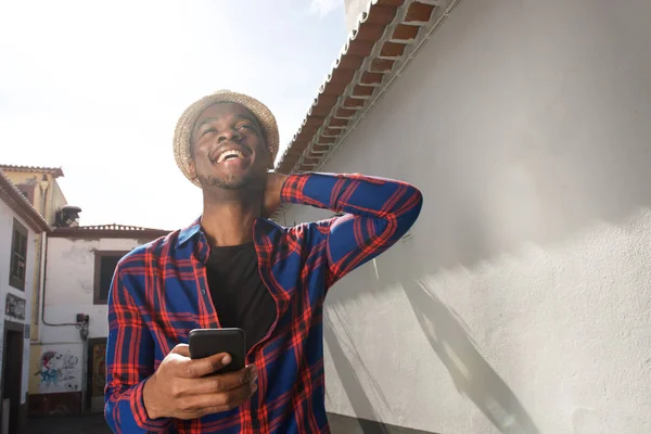 Retrato Homem Americano Africano Feliz Segurando Telefone Celular Livre — Fotografia de Stock