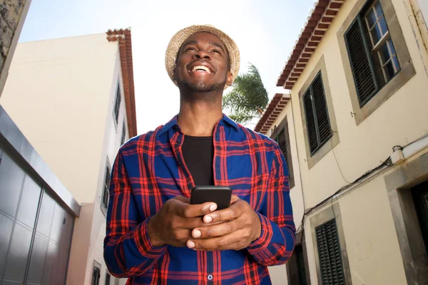 Portret Przystojny Mężczyzna African American Uśmiechając Się Telefonu Komórkowego Zewnątrz — Zdjęcie stockowe