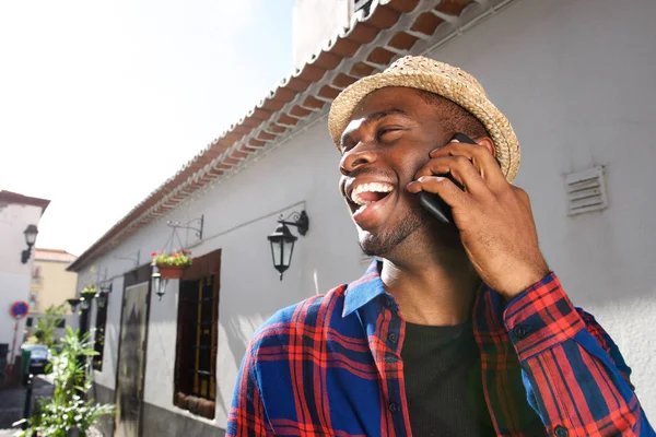 Portret Szczęśliwy African American Młody Człowiek Rozmawia Telefon Poza Bliska — Zdjęcie stockowe