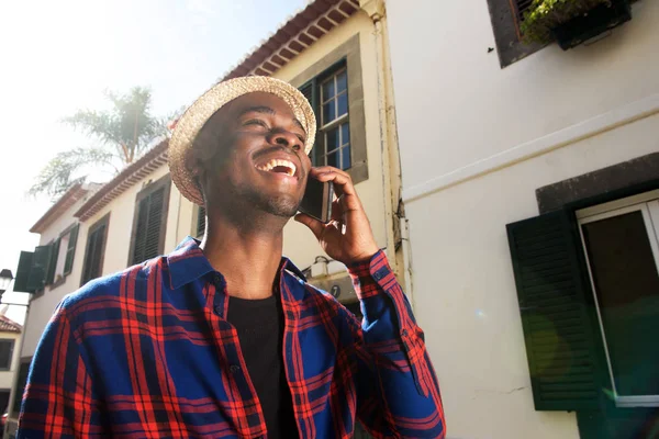 Close Retrato Sincero Homem Americano Africano Feliz Conversando Com Celular — Fotografia de Stock