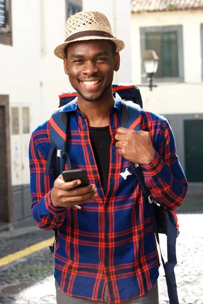 Portrait Homme Voyage Afro Américain Souriant Avec Sac Dos Téléphone — Photo