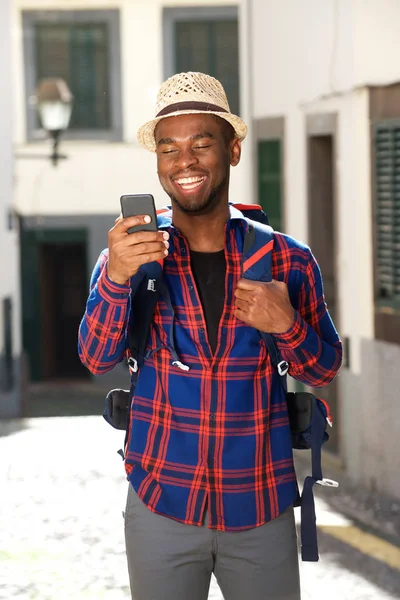 Портрет Улыбающегося Путешественника Рюкзаком Мобильным Телефоном — стоковое фото