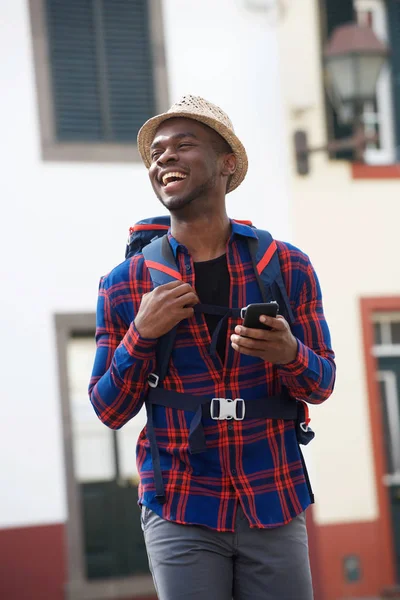Πορτρέτο Του Ανθρώπου Νεαρός Αφρικανική Αμερικανική Ταξίδι Γελώντας Κινητό Τηλέφωνο — Φωτογραφία Αρχείου