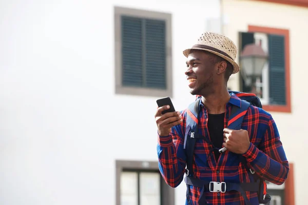 Porträtt Unga Afroamerikanska Man Leende Med Mobiltelefon Medan Promenader Gatan — Stockfoto