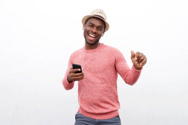 Kulaklık ve cep telefonu beyaz arka plan ile müzik dinlemek mutlu Afrika kökenli Amerikalı adam portresi