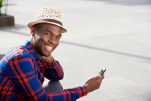 Lato Bell Uomo Afro Americano Con Cappello Che Tiene Smartphone — Foto Stock