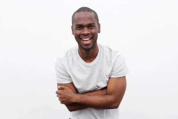 Портрет Счастливого Африканского Американца Смеющегося Скрещенными Руками Позируя Белом Фоне — стоковое фото