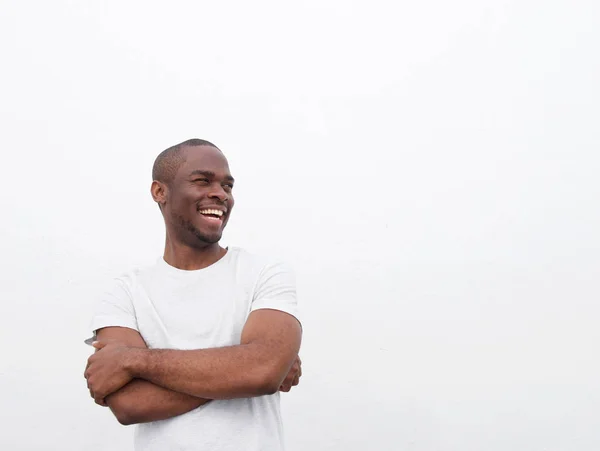 腕を白い背景に組んで笑って幸せな若いアフリカ系アメリカ人の肖像画 — ストック写真
