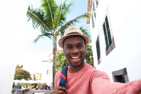 Porträt Eines Hübschen Jungen Afrikanisch Amerikanischen Mannes Der Lächelt Während — Stockfoto
