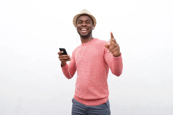 Podobizna Šťastné Mladé Afroamerické Muže Poslechu Hudby Mobilním Telefonem Sluchátky — Stock fotografie