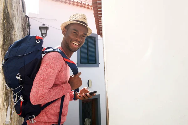 Retrato Lateral Del Sonriente Viajero Afroamericano Con Mochila Teléfono Móvil —  Fotos de Stock