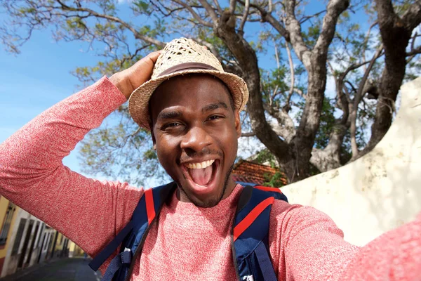 Close Retrato Feliz Afro Americano Viagem Homem Tomando Selfie — Fotografia de Stock