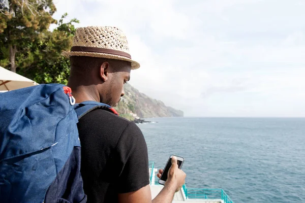 Porträt Von Hinten Eines Afrikanisch Amerikanischen Reisenden Mit Tasche Der — Stockfoto