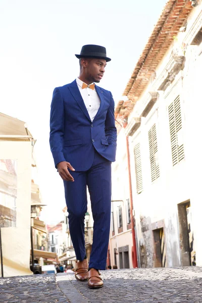 ヴィンテージスーツや街で歩く帽子でアフリカ系アメリカ人男性モデルのフルボディポートレート — ストック写真