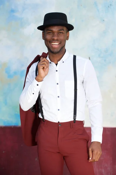 Retrato Belo Jovem Negro Terno Vintage Chapéu Sorrindo Pela Parede — Fotografia de Stock