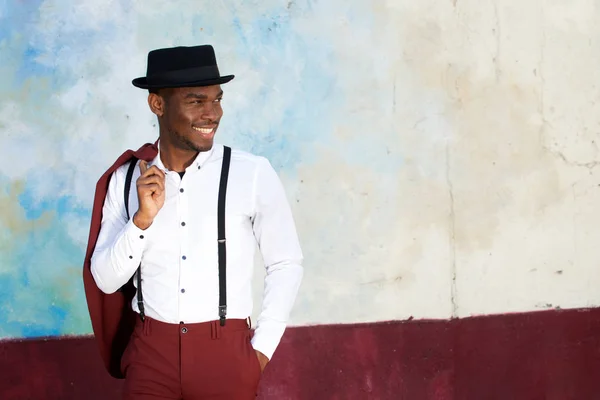 Retrato Joven Negro Feliz Con Tirantes Sombrero Sonriendo Por Pared — Foto de Stock