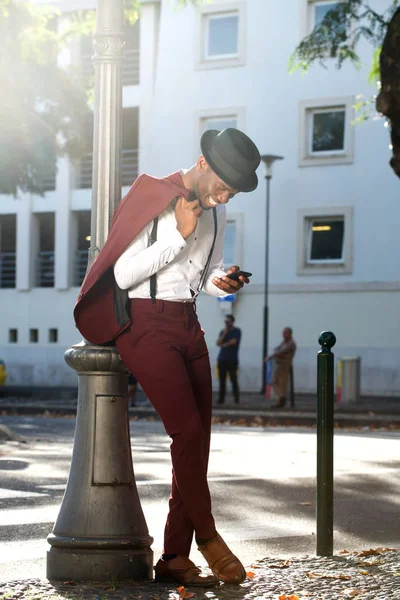 Ganzkörperporträt Eines Glücklichen Afrikanisch Amerikanischen Mannes Anzug Der Mit Handy — Stockfoto