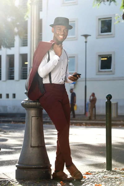 街で携帯電話でポーズヴィンテージスーツとクールなアフリカ系アメリカ人のファッションモデルのフルボディポートレート — ストック写真